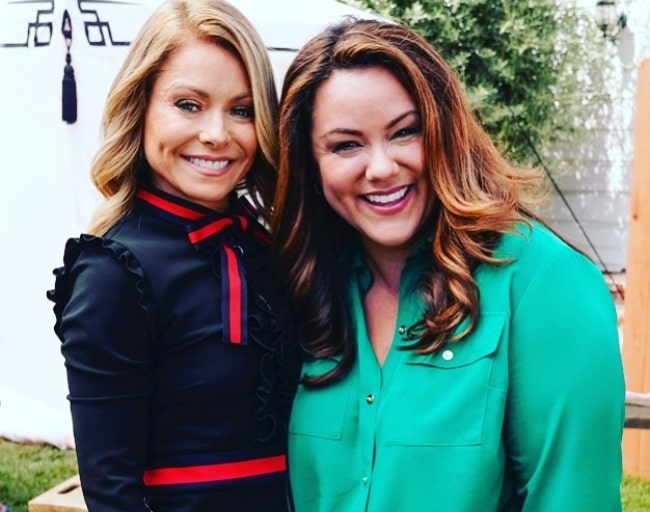 Katy Mixon (Right) as seen while smiling in a picture alongside Kelly Ripa