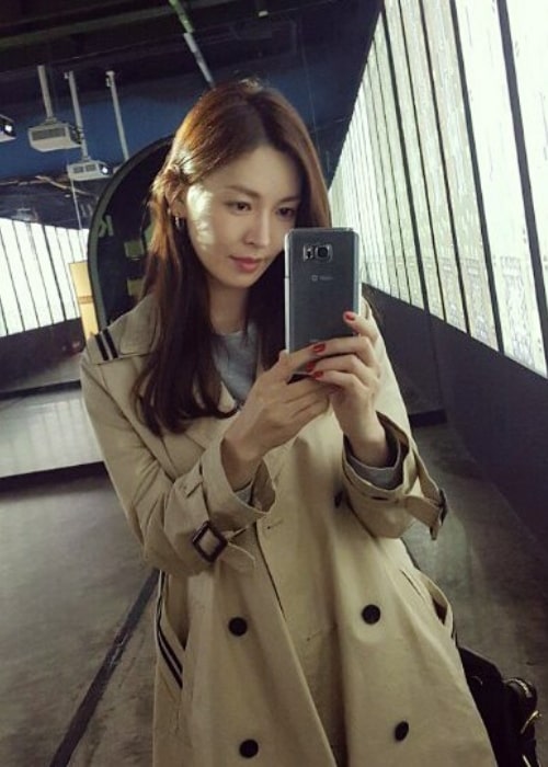 Kim So-yeon as seen while taking a mirror selfie in March 2017