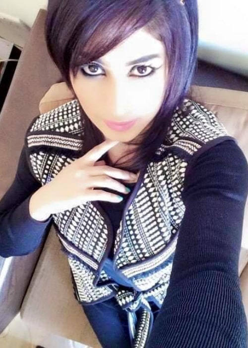 Qandeel Baloch clicking a car selfie