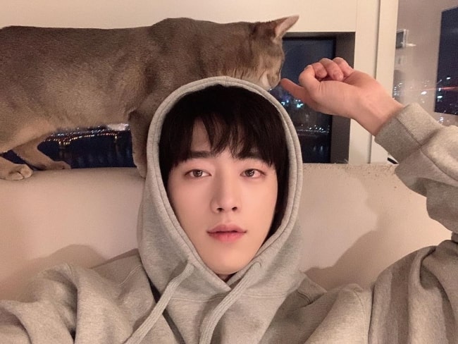 Seo Kang-joon as seen while pointing towards the cat in a selfie in December 2019