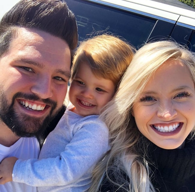 Shay Mooney smiling in a selfie alongside his family in October 2018