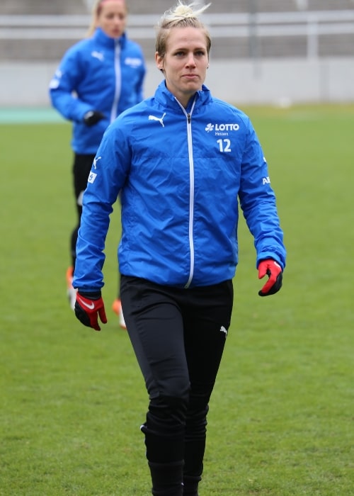 Sophie Schmidt warming up before the women's Bundesliga game FC Bayern Munich against 1. FFC Frankfurt on November 13, 2016 in the stadium on Grünwalder Strasse, Munich