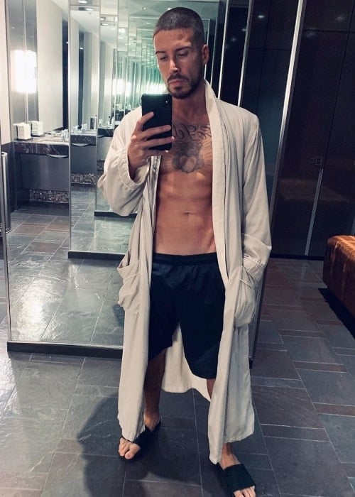 Vinny Guadagnino as seen while taking a mirror selfie showing his toned cor...