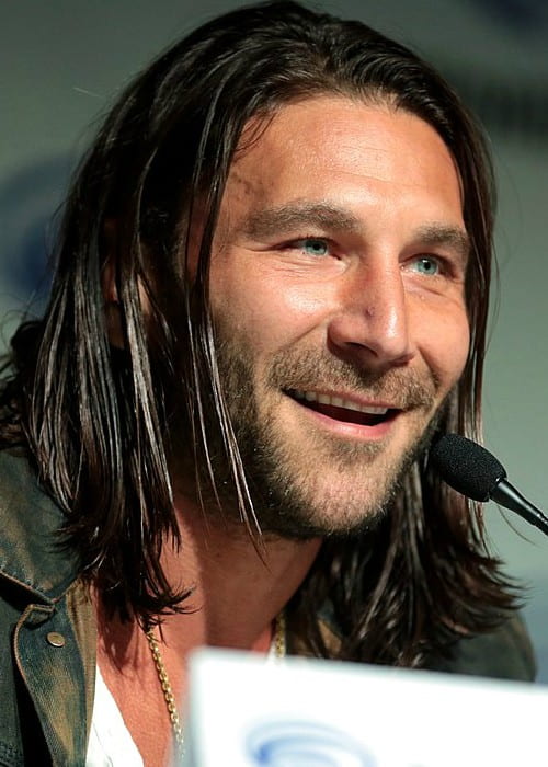 Zach McGowan speaking at the 2018 WonderCon