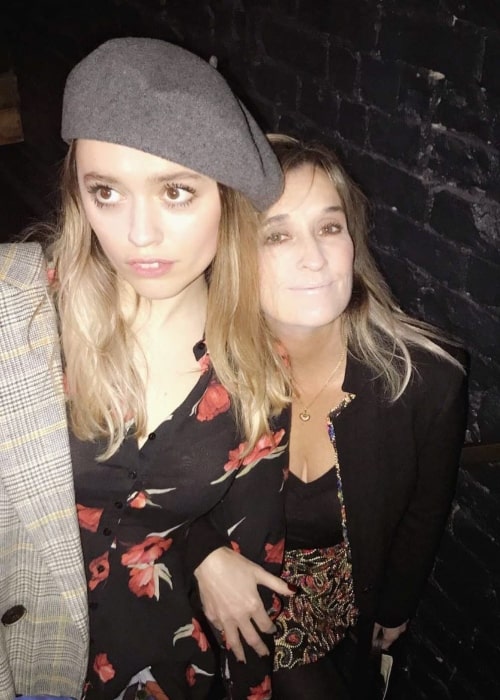 Aimee Lou Wood (Left) in a picture alongside her mother in December 2017