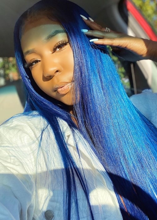 Airionna Lynch taking a car selfie in December 2019