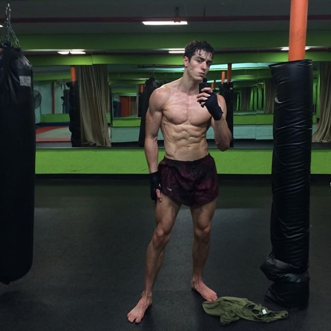 Andrés Sanjuan as seen in a selfie taken while at the gym on July 23, 2015