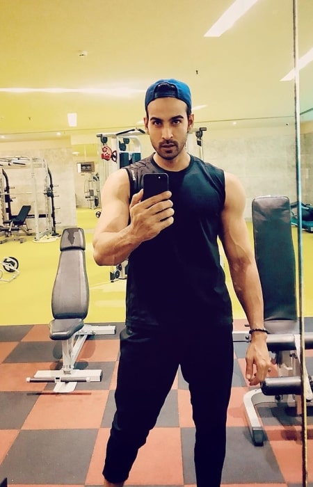 Arhaan Khan encouraging his fans to be strong while sharing his selfie in June 2019