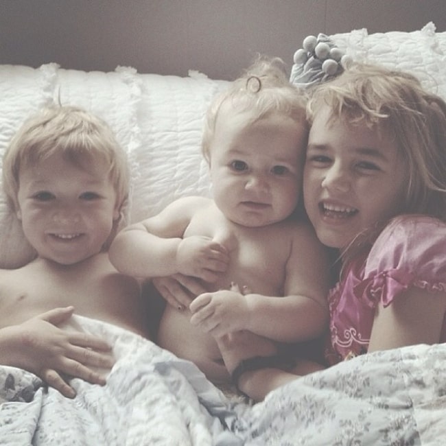 Bailey Ballinger in a joyful mood with her siblings in April 2014