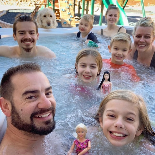 Canyon as seen in a selfie taken with his father Johnny, mother Sarah, and his siblings Branson, Lizzy, Daniell, Az, Allie, and Savannah while enjoying themselves in their pool in February 2020