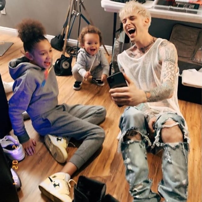 Casie Colson Baker as seen in a picture taken with her cousin Ashton Patterson and her father Machine Gun Kelly in February 2020