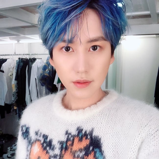 Cho Kyu hyun como visto enquanto estiver a tomar um selfie em dezembro de 2019