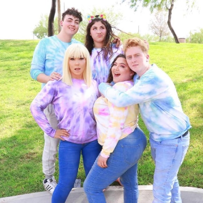 Jamileh Navalua as seen in a picture taken with her mother Jeddah and siblings Charlie and Ameerah as well as Paul in July 2018 in Gilbert, Arizona