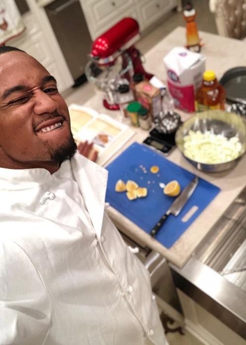  Jessie Usher comme on le voit dans un selfie pris alors qu'il préparait un repas en novembre 2019 