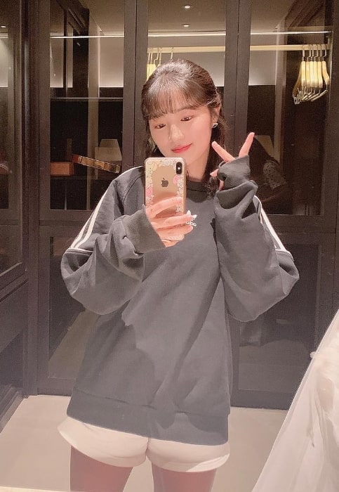 Kim Hye-yoon as seen while taking a mirror selfie in July 2019