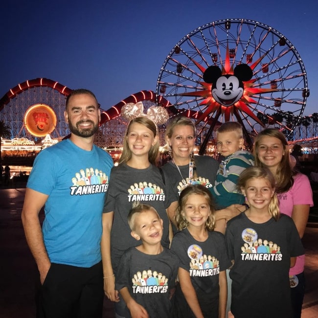 Lizzy Tannerites as seen in a picture taken Disneyland with her father Johnny, mother Sarah, and older and younger siblings in October 2018