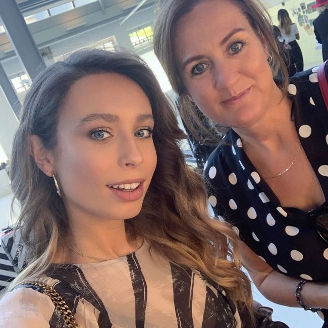 Loiza taking a selfie with her mother Mirjam Lamers in January 2020