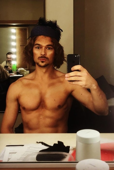 Luke Arnold as seen while taking a shirtless mirror selfie in September 2019