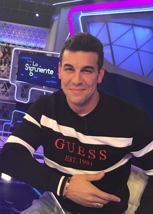 Mario Casas as seen while smiling for the camera at the TVE show 'Lo siguiente' in 2018