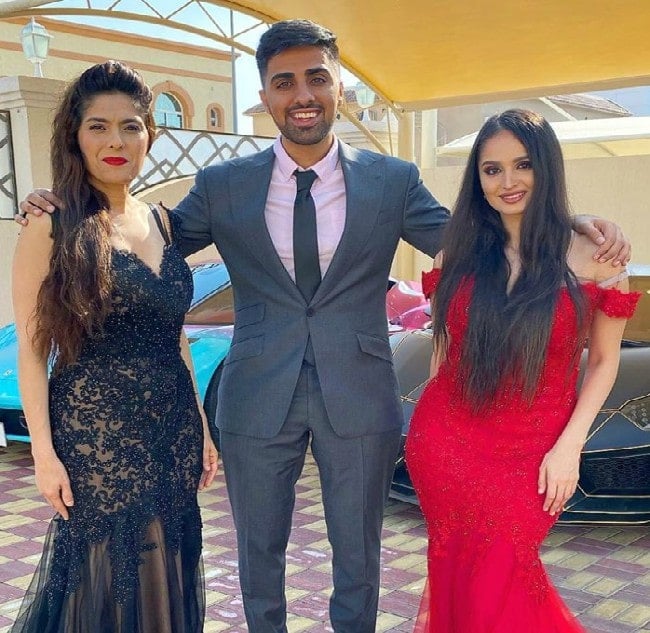 Mo with mum and sister Lana in December 2019