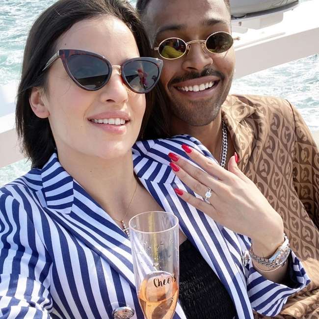 Nataša Stanković taking a selfie with Hardik Pandya after their engagement in January 2020