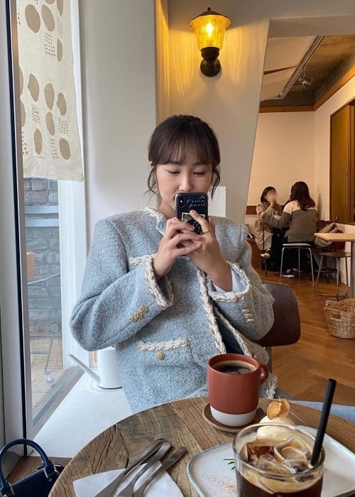 Park Min-ji as seen in a picture taken while enjoying a cup of coffee in January 2020