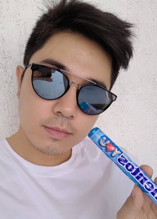 Paulo Avelino as seen in a selfie taken in November 2019 with a packet of Mentos