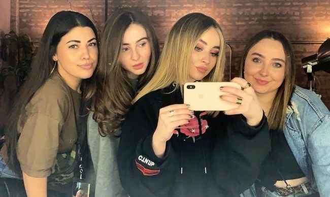 Sarah seen with her sisters Shannon (extreme right), Sabrina, and Cayla (extreme left) in March 2019