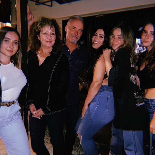 Shannon Carpenter as seen in a picture taken with her mother Elizabeth, father David, and sisters Sarah, Sabrina, and Cayla Carpenter in September 2019