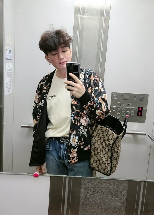 Shindong as seen while taking a mirror selfie in March 2020