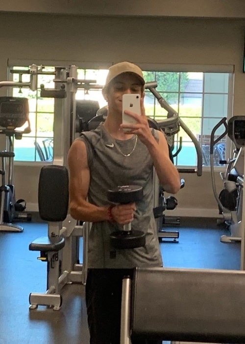 Taite Hoover taking a mirror selfie while working out in September 2019