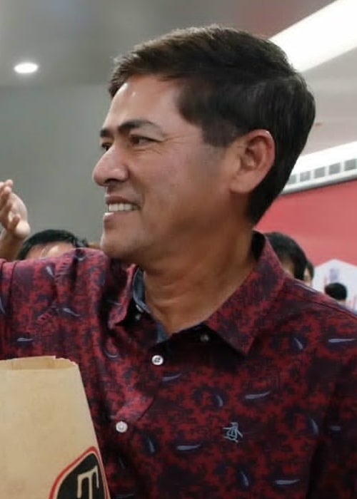 Vic Sotto as seen in a picture taken while he was giving out free shawarma during the grand opening of Turks Shawarma at the second floor of SM Cherry Antipolo City on Sunday, July 23, 2017