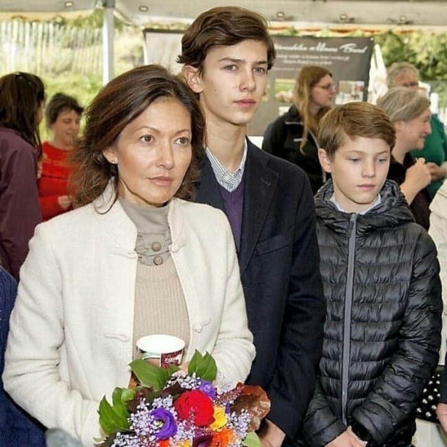 Alexandra, Countess of Frederiksborg as seen in a picture with her sons Prince Felix of Denmark and Prince Nikolai of Denmark