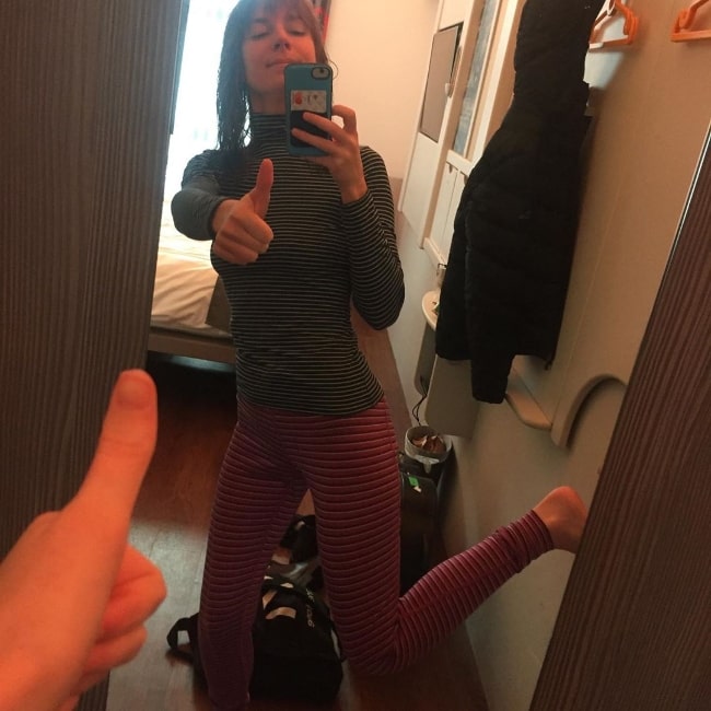 Angie McMahon as seen while taking a mirror selfie in December 2019
