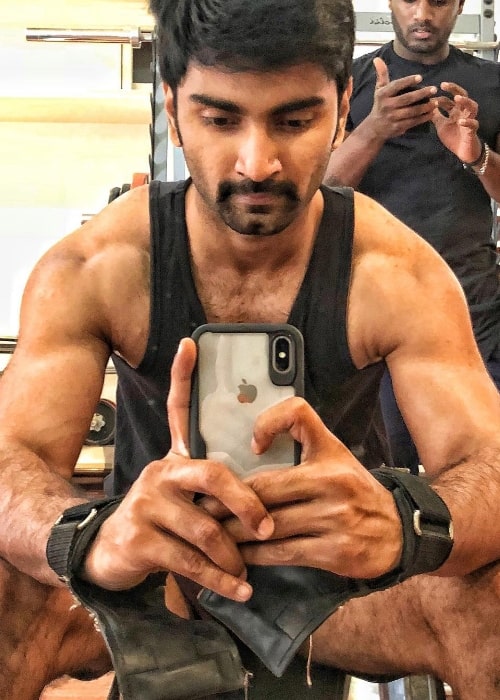 Atharvaa taking a mirror selfie while working out in February 2018