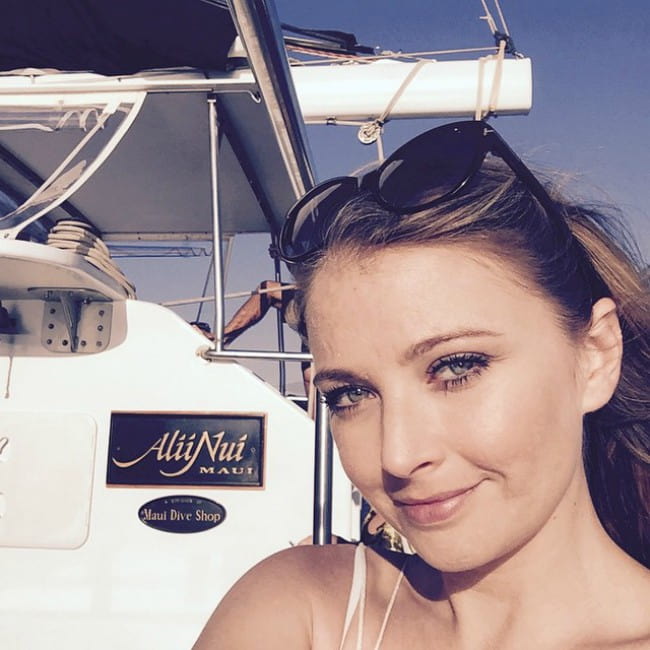 Elisabeth Harnois in a selfie as seen in May 2015