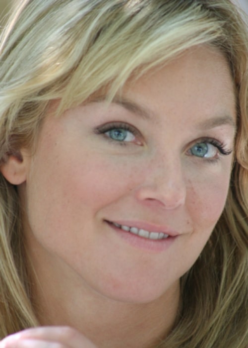 Elisabeth Röhm as seen in a close-up while enjoying Lunch with some fans at BE Blow Out on August 29, 2006