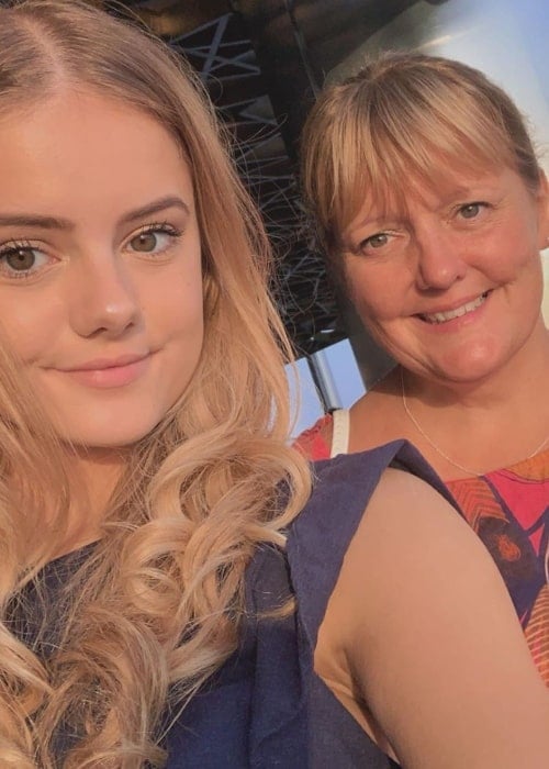 Ellie Louise smiling in a selfie along with her mother in September 2019