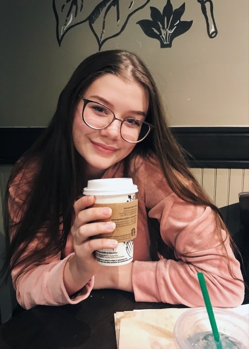 Holly Westlake smiling for a picture duing her brunch date with her mother and sister in January 2018