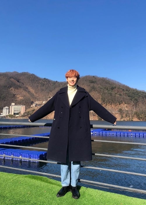 Inseong as seen while posing for a picture in February 2020