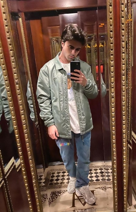 Itzan Escamilla as seen while taking a mirror selfie in March 2020