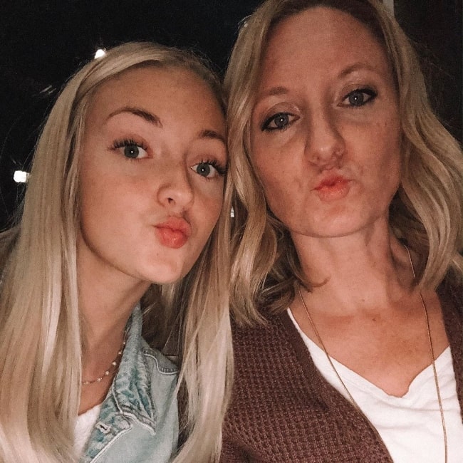 Jaidyn Lynzee (Left) pouting for a selfie alongside her mother Rachel Andersen in January 2020