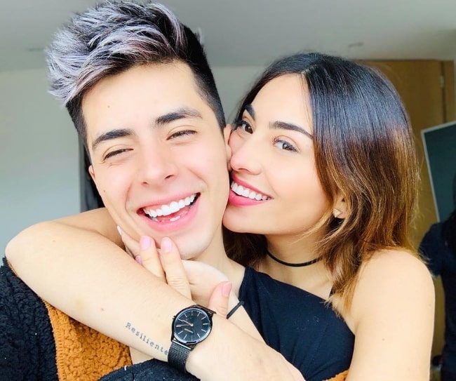 Javier Ramírez clicking a selfie along with Mafe Méndez in March 2019