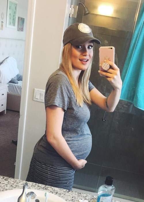 Jessica Vazquez as seen in a selfie taken while she was 23 weeks pregnant in April 2017
