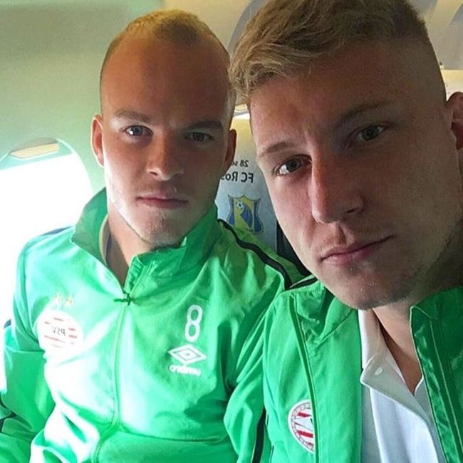 Jordy de Wijs taking a selfie with fellow Dutch footballer Jorrit Hendrix