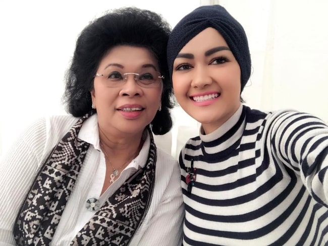 Julia Perez taking a selfie alongside Linda Amalia Sari in February 2017