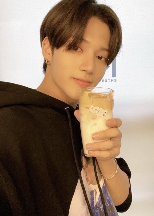 Jung Woo-young taking a selfie with his glass of Dalgona coffee in March 2020