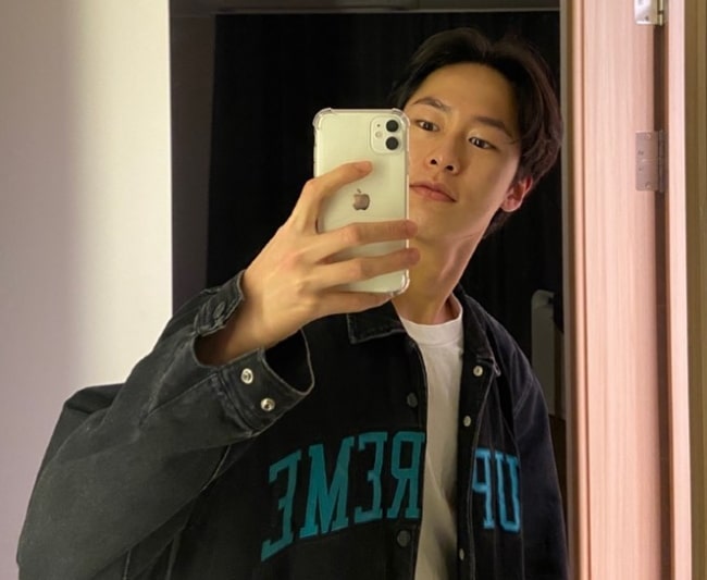 Lee Jae-wook as seen while taking a mirror selfie in March 2020