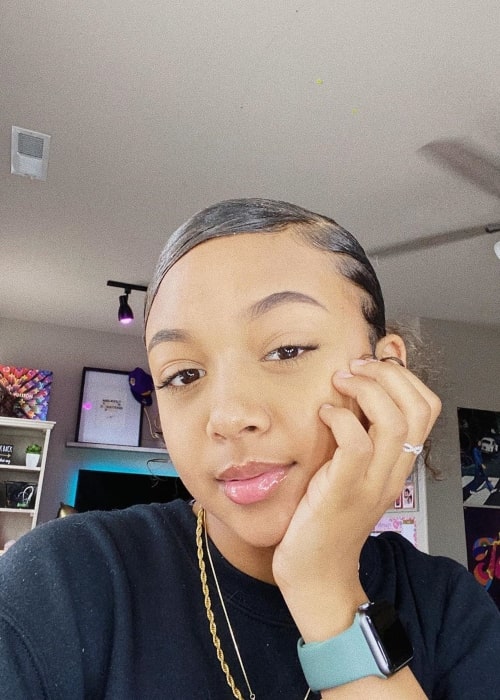 LexiVee03 in an Instagram selfie as seen in March 2020