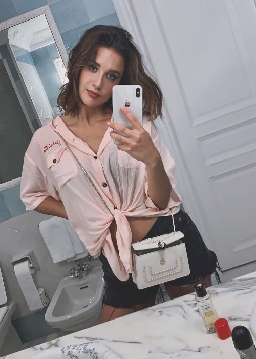 María Pedraza clicking a mirror selfie in December 2019
